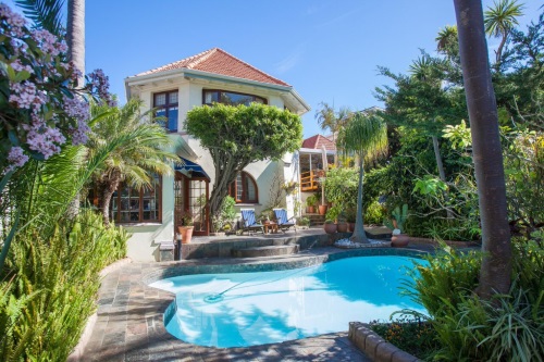 Brenwin Guest House tuin met zwembad